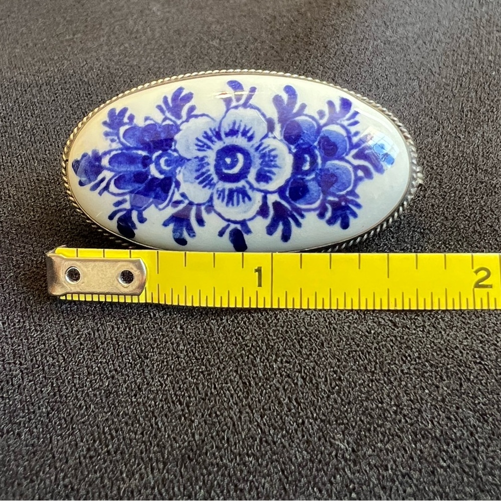 Delft Blue & White Floral Porcelain Oval Brooch with sterling silver accents - Picture 6 of 12